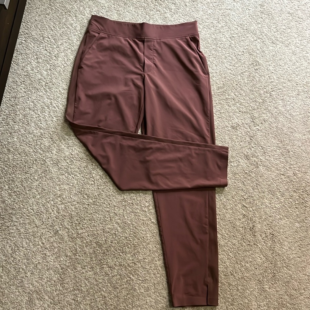 Like new Athleta joggers, tapered ankle with slit, “real” front pockets.